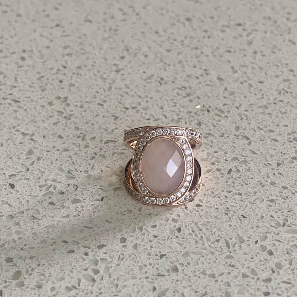 Elegant Rose Gold Ring with quartz